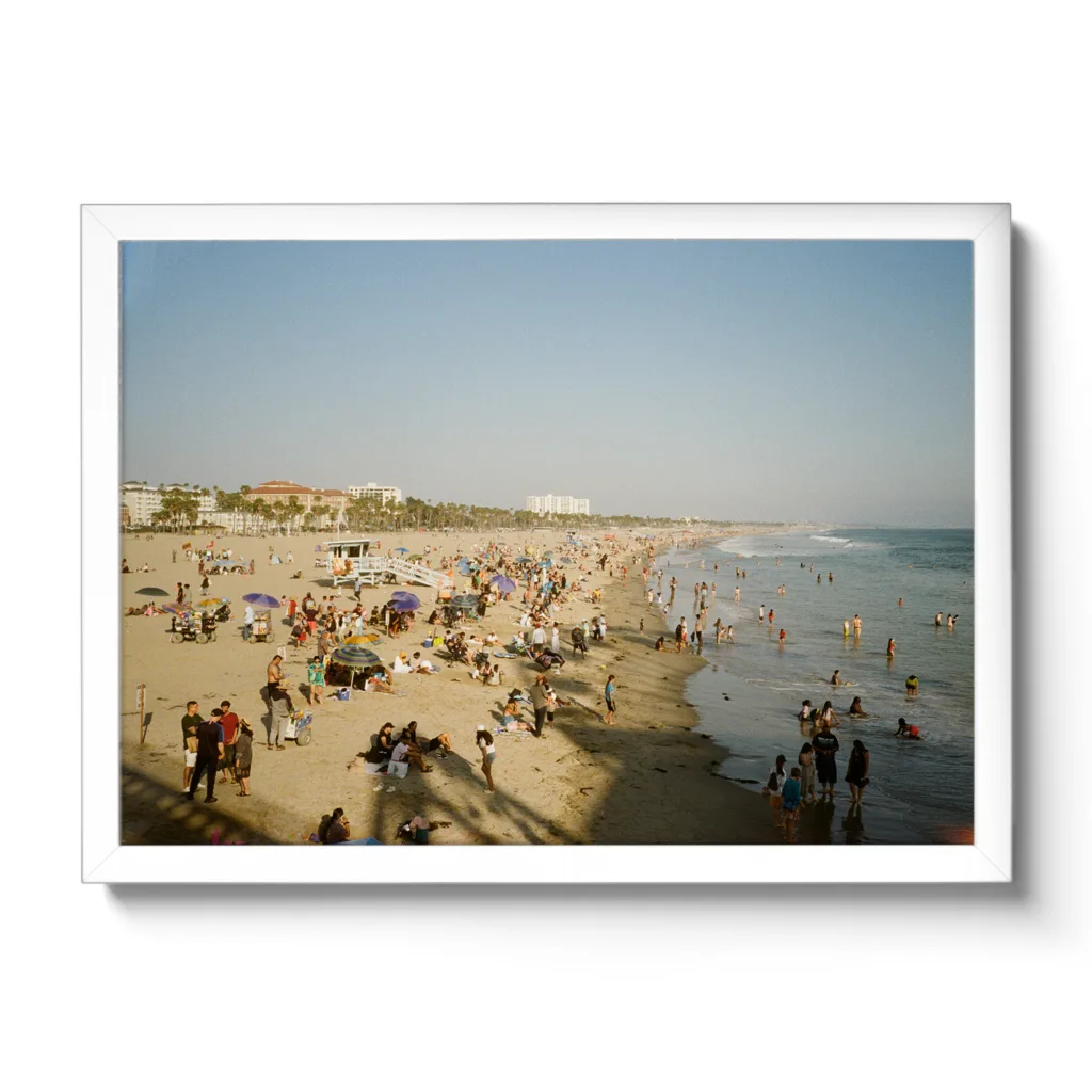 Strandbild von Santa Monica mit vielen Menschen die baden