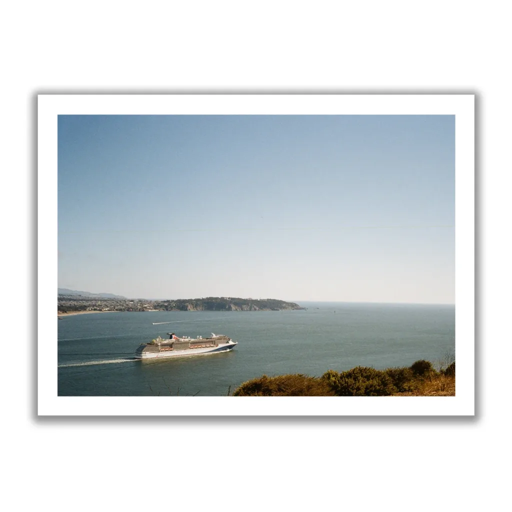 Bildaufnahme von einem Boot, dass die San Francisco Bay verlässt Richtung Ozean