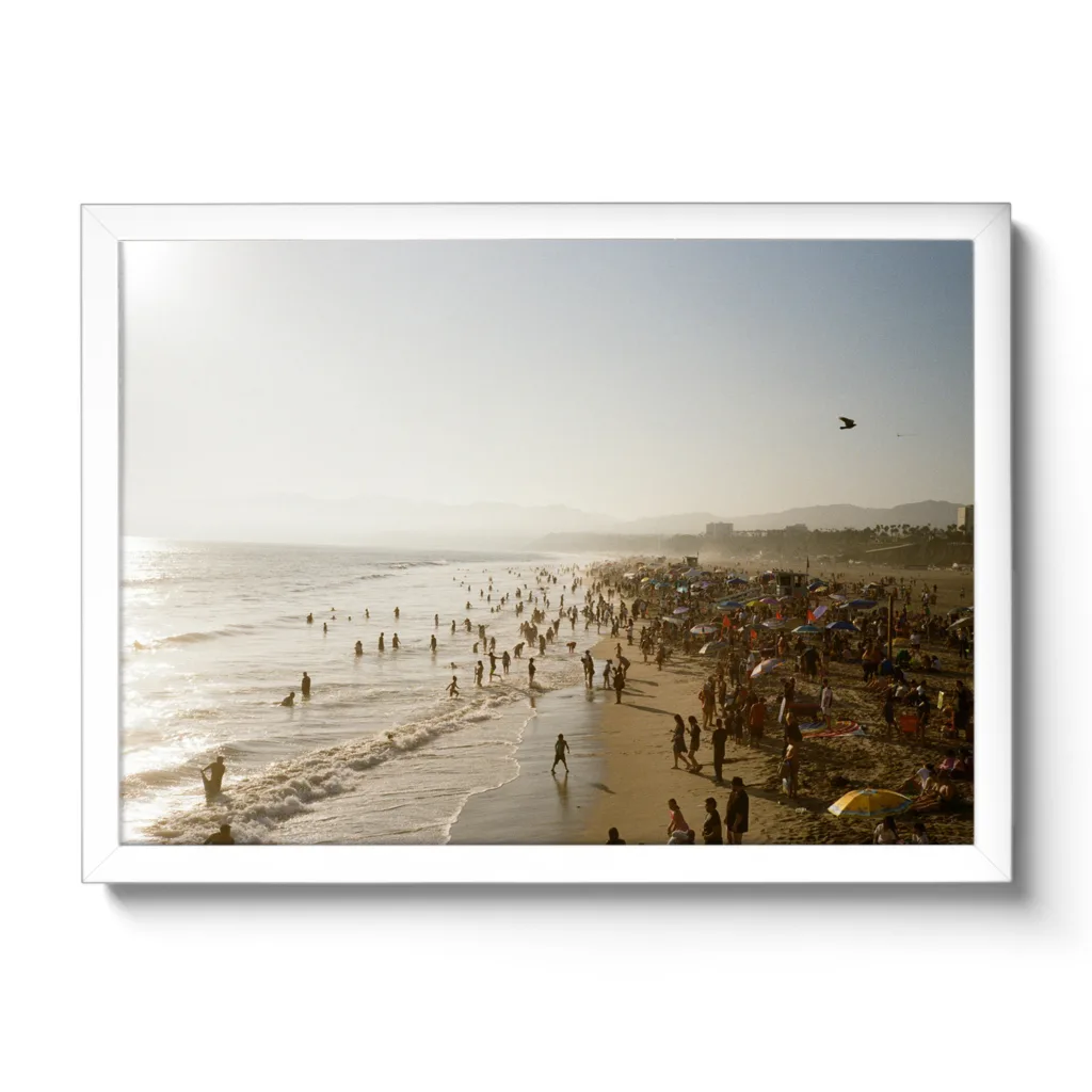 Strandbild von Santa Monica mit vielen Menschen die baden im Meer.