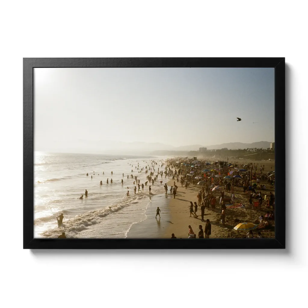 Strandbild von Santa Monica mit vielen Menschen die baden im Meer.