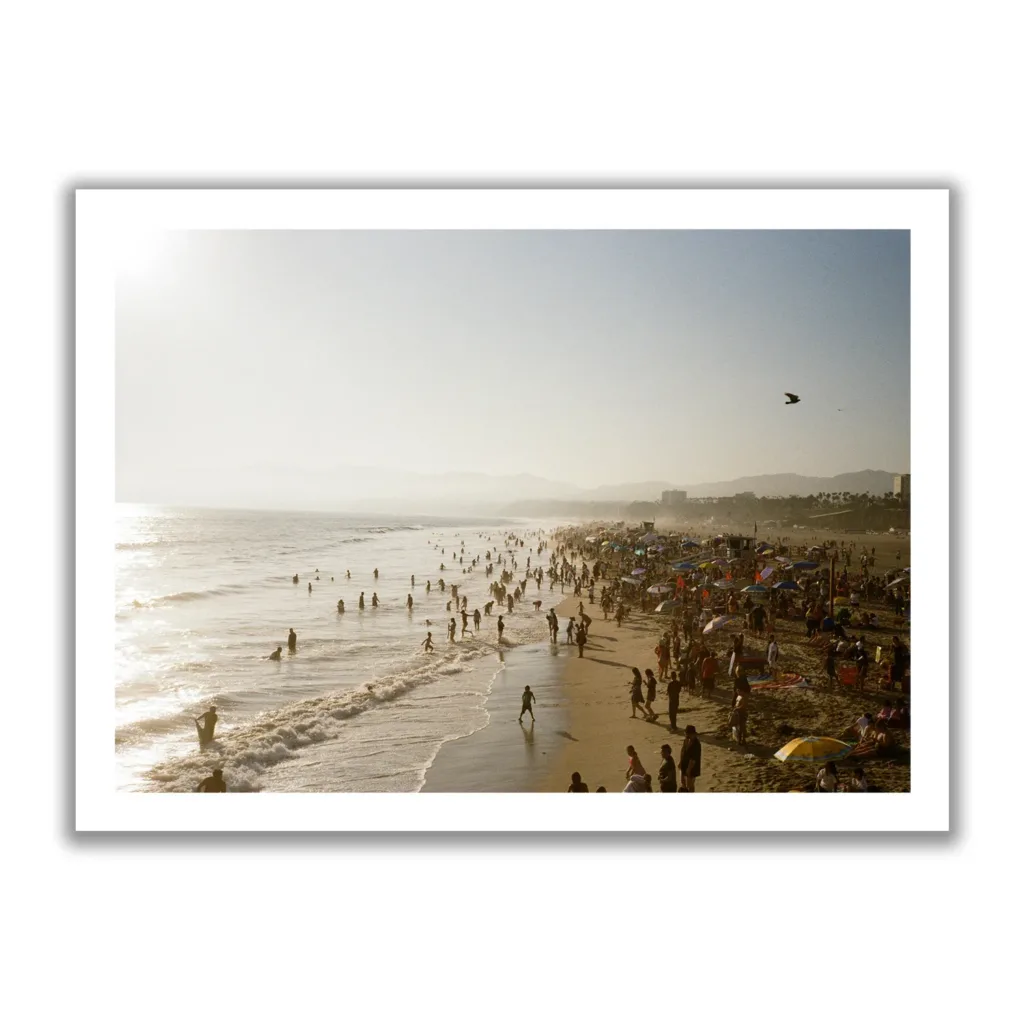 Strandbild von Santa Monica mit vielen Menschen die baden im Meer.
