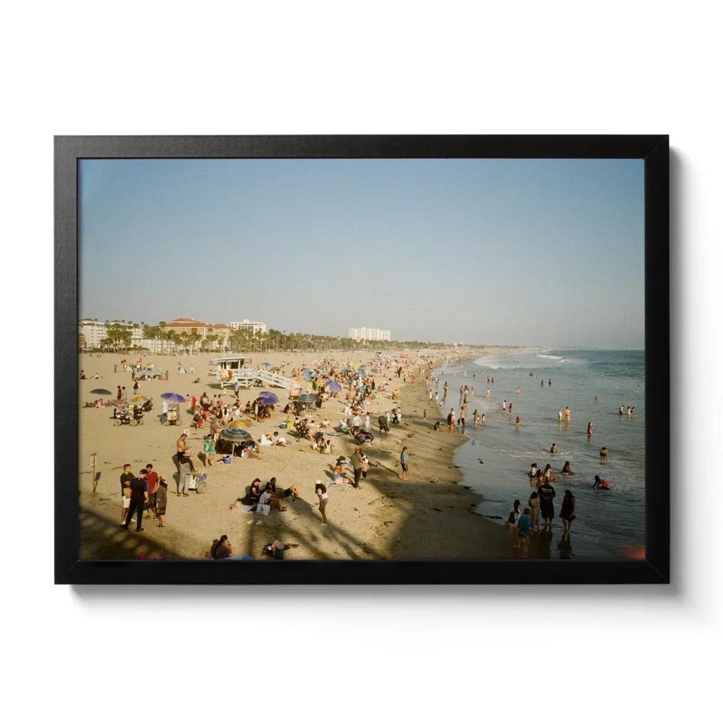 Strandbild von Santa Monica mit vielen Menschen die baden