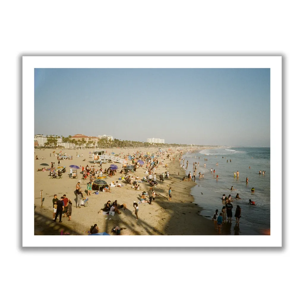 Strandbild von Santa Monica mit vielen Menschen die baden