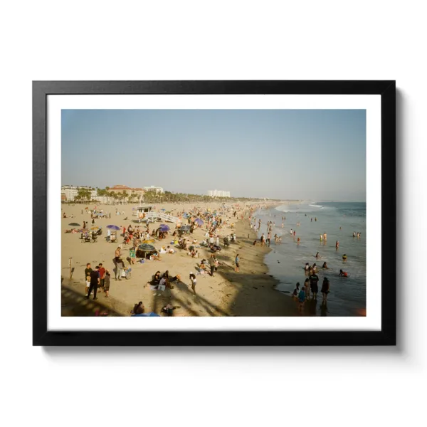 Strandbild von Santa Monica mit vielen Menschen die baden