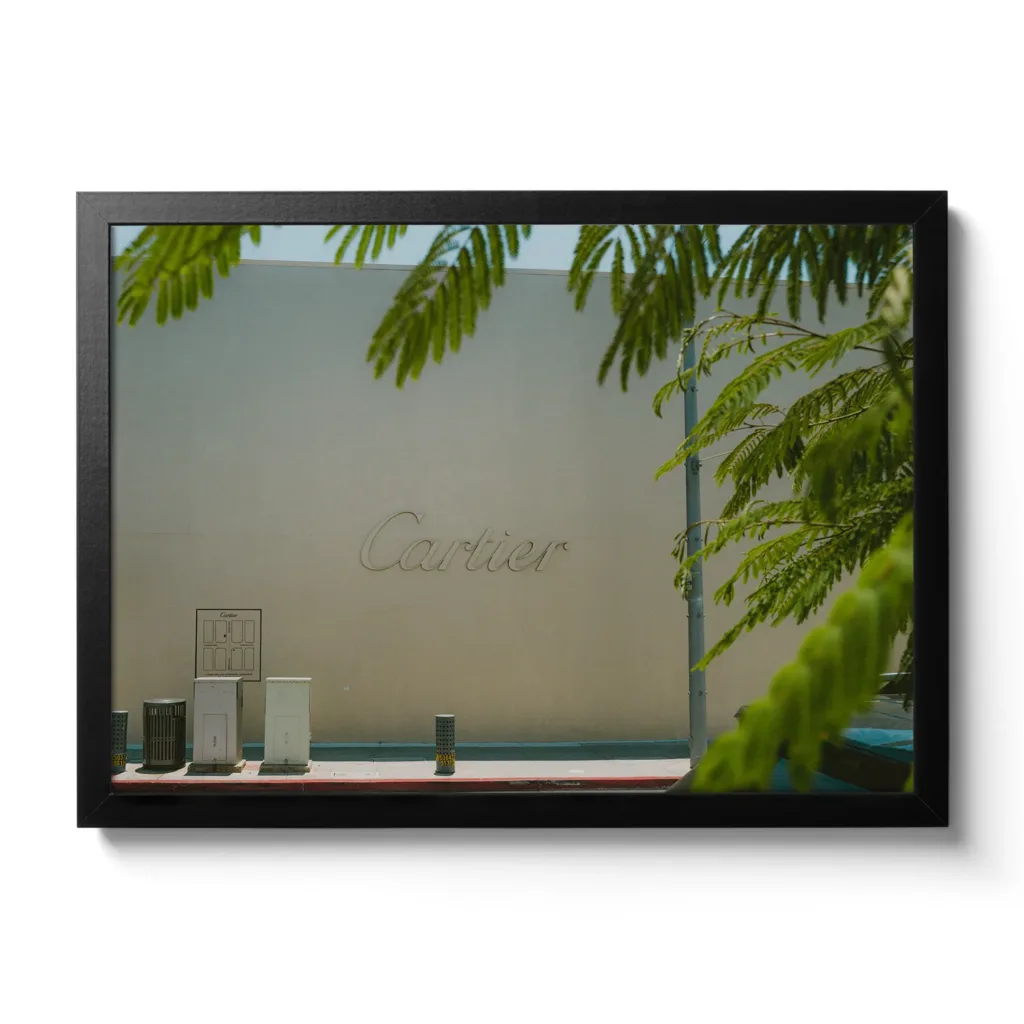 Bildaufnahme von einer beigen Wand mit großem Cartier Schriftzug.