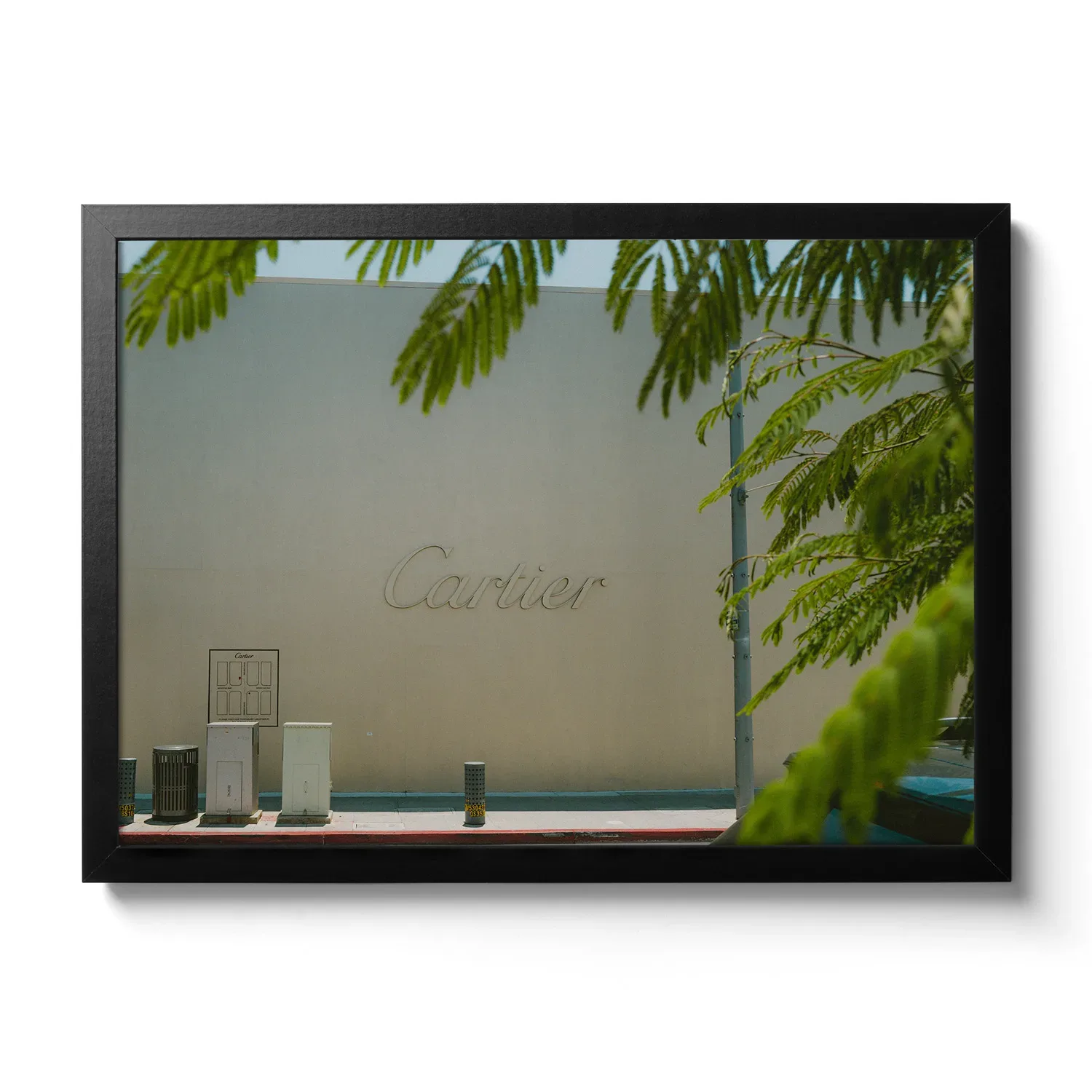 Cartier Bildaufnahme von einer beigen Wand mit großem Cartier Schriftzug.
