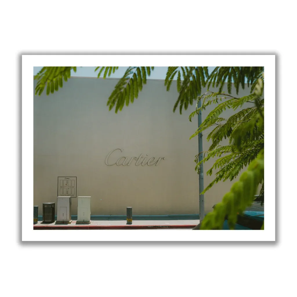 Bildaufnahme von einer beigen Wand mit großem Cartier Schriftzug.