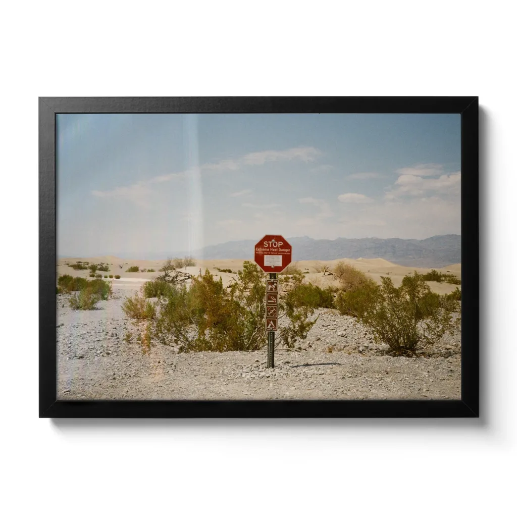 Rotes Stopschild zur Wüste in den Death Valley Nationalpark