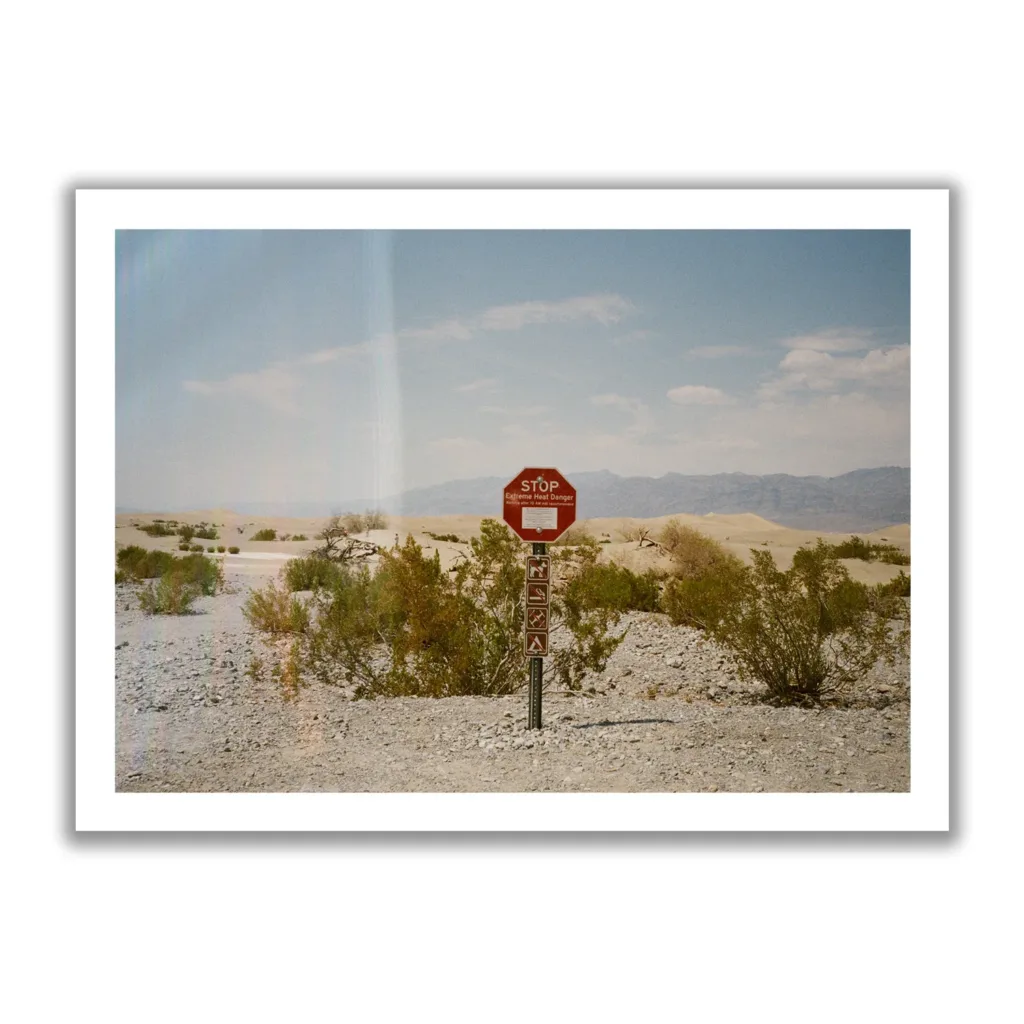 Rotes Stopschild zur Wüste in den Death Valley Nationalpark