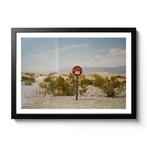 Rotes Stopschild zur Wüste in den Death Valley Nationalpark