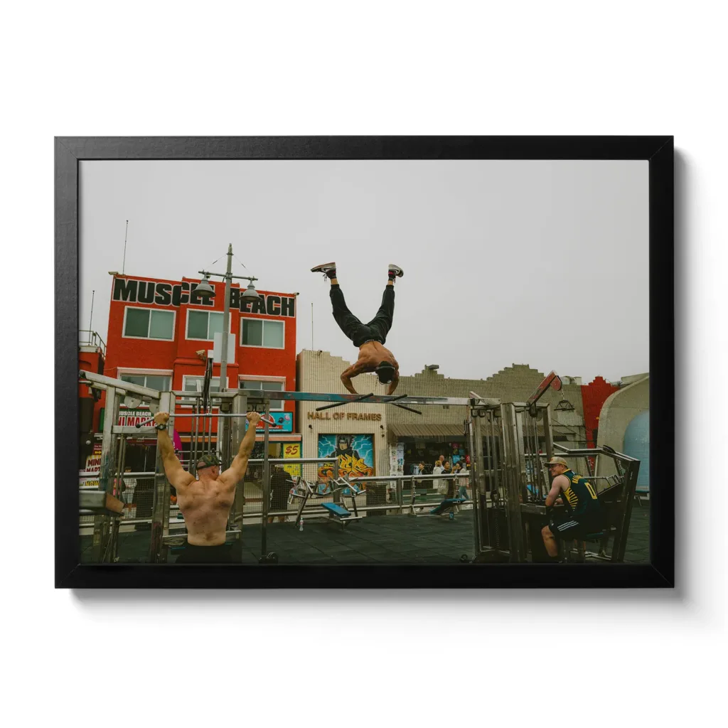 Muskulöser Mann der am Muscle Beach in Venice gerade ein paar Workouts durchführt.