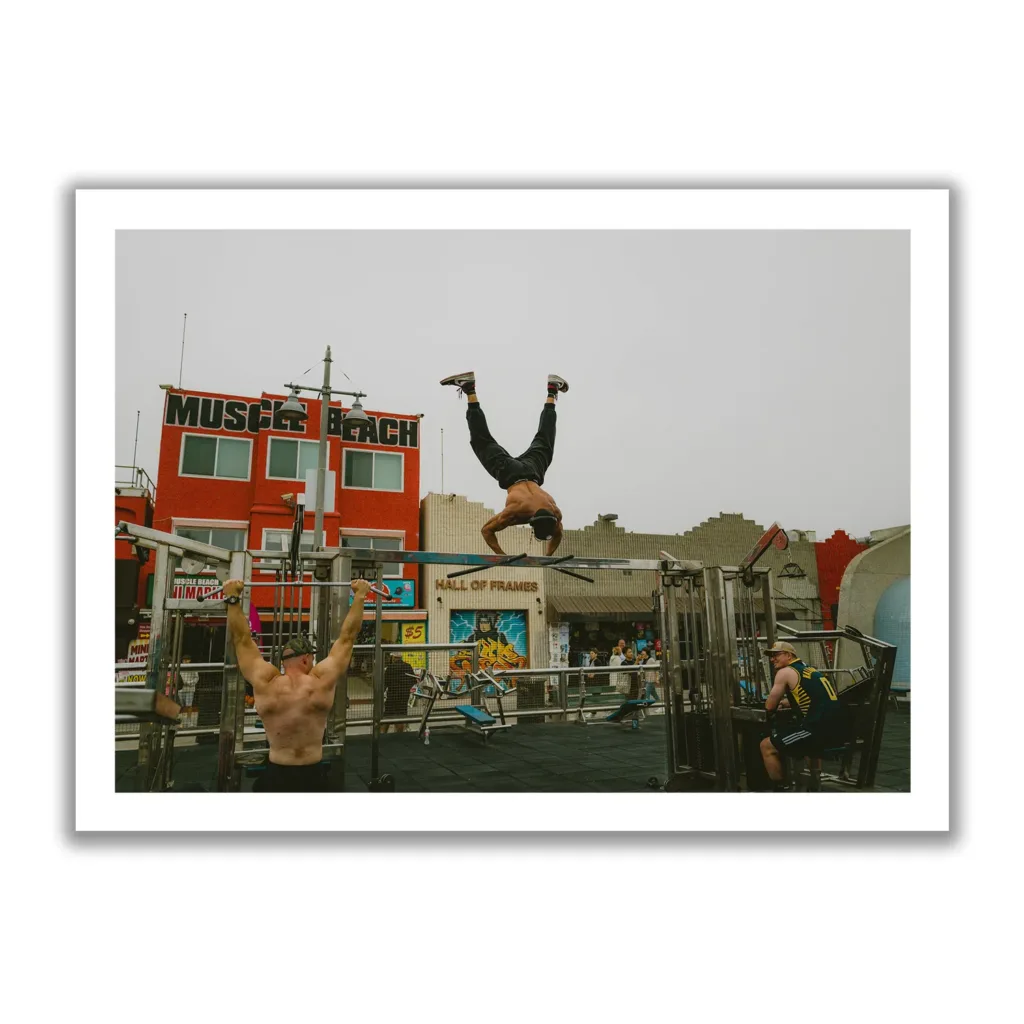 Muskulöser Mann der am Muscle Beach in Venice gerade ein paar Workouts durchführt.