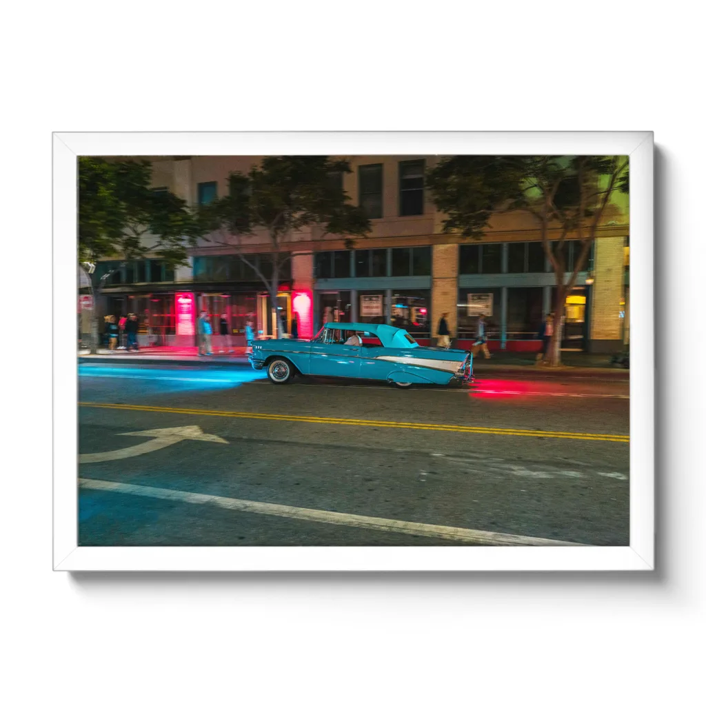 Blauer Low Rider der in der Nacht durch die Straßen von Santa Monica fährt.
