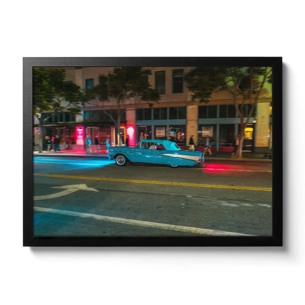 Blauer Low Rider der in der Nacht durch die Straßen von Santa Monica fährt.
