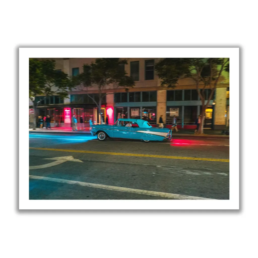Blauer Low Rider der in der Nacht durch die Straßen von Santa Monica fährt.