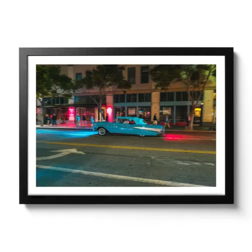 Blauer Low Rider der in der Nacht durch die Straßen von Santa Monica fährt.