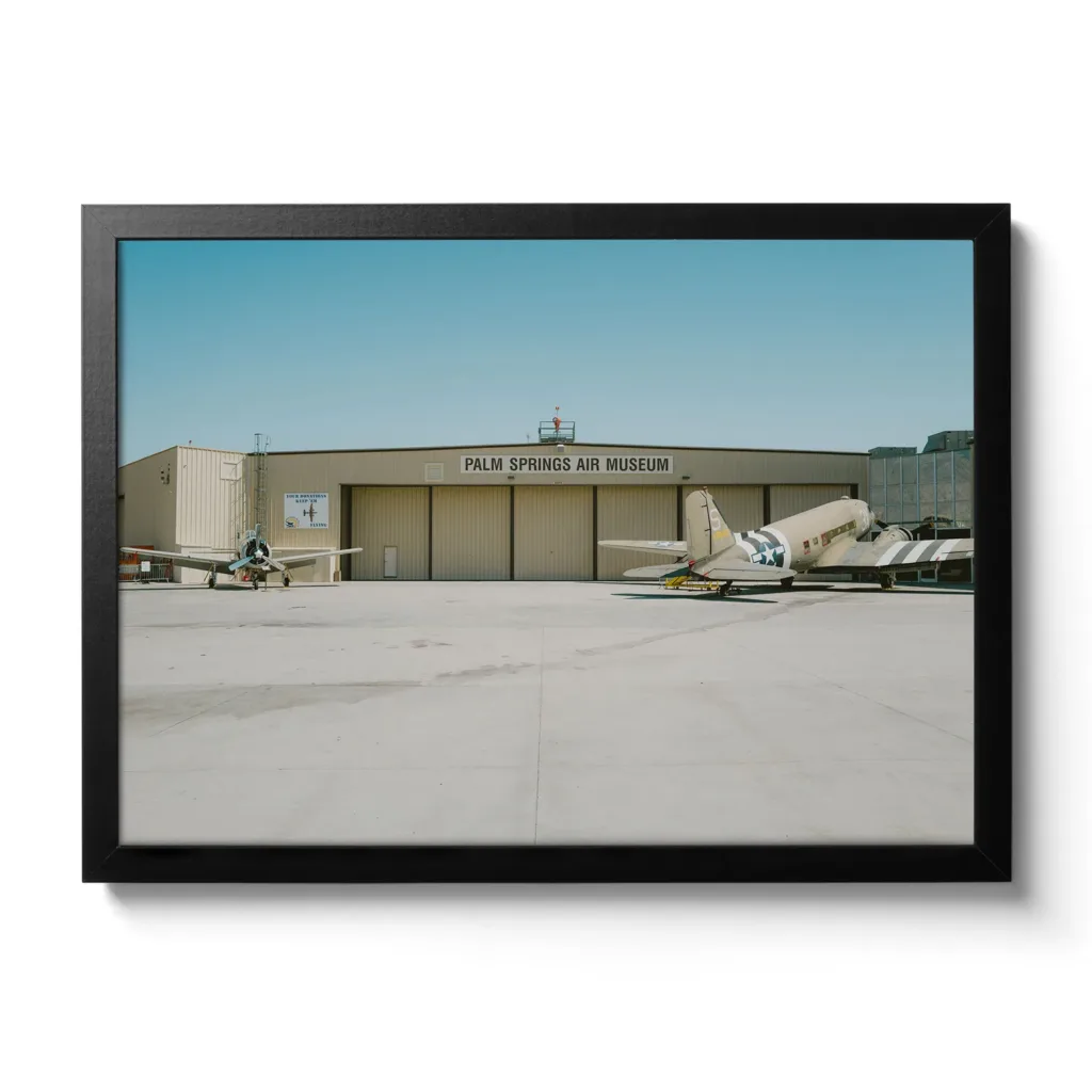 Flugplatz von Palm Springs, wo zwei ältere Militärflieger vom Korea Krieg parken.