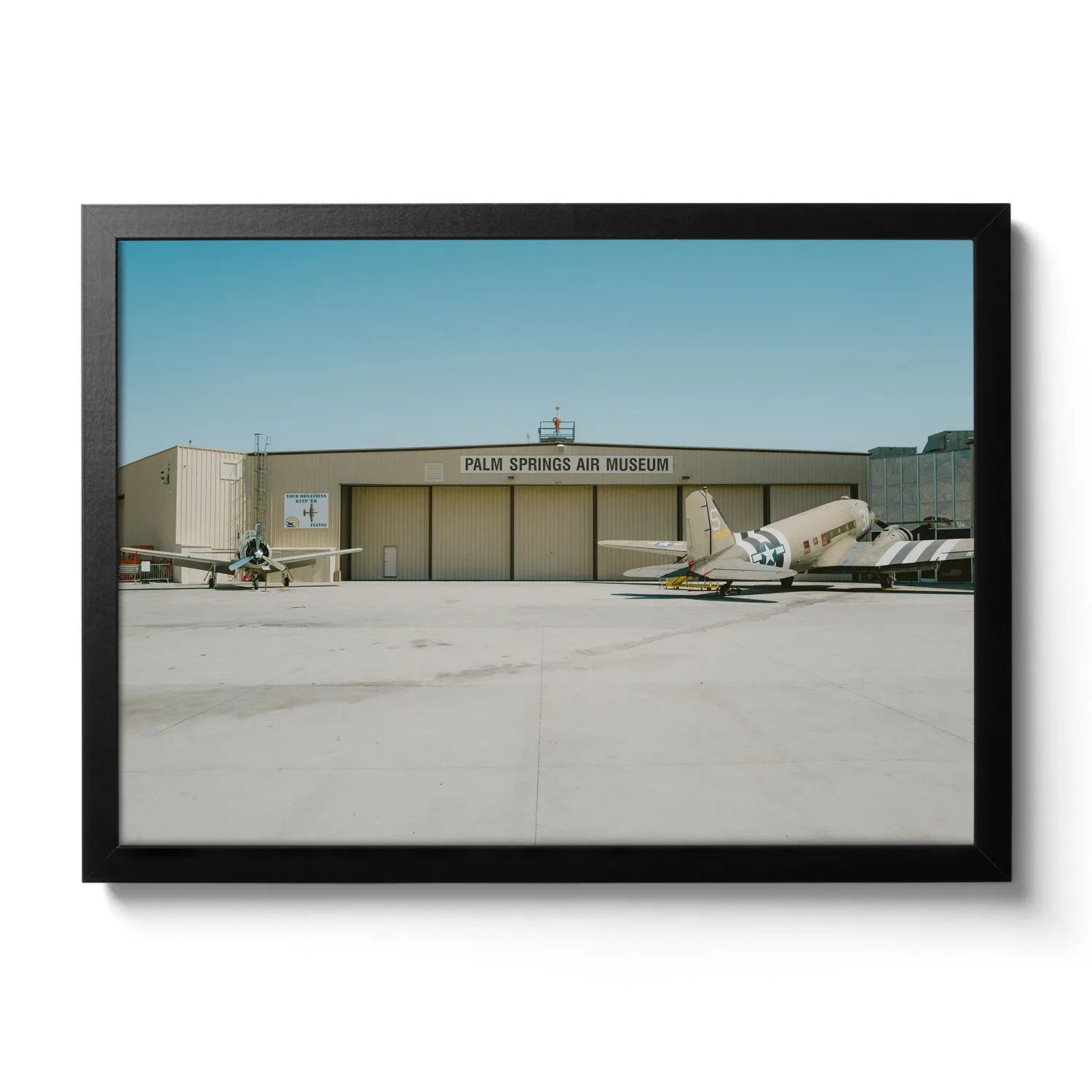 Air Power Flugplatz von Palm Springs, wo zwei ältere Militärflieger vom Korea Krieg parken.