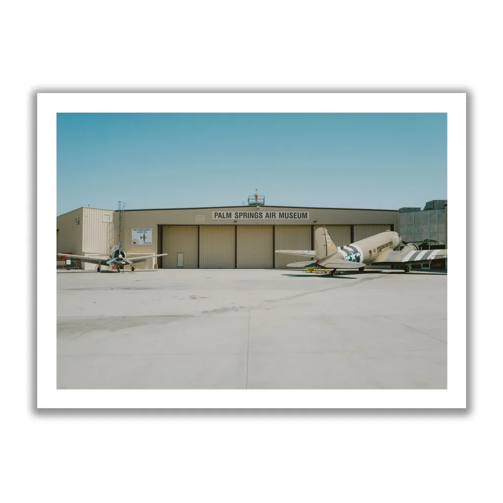 Flugplatz von Palm Springs, wo zwei ältere Militärflieger vom Korea Krieg parken.