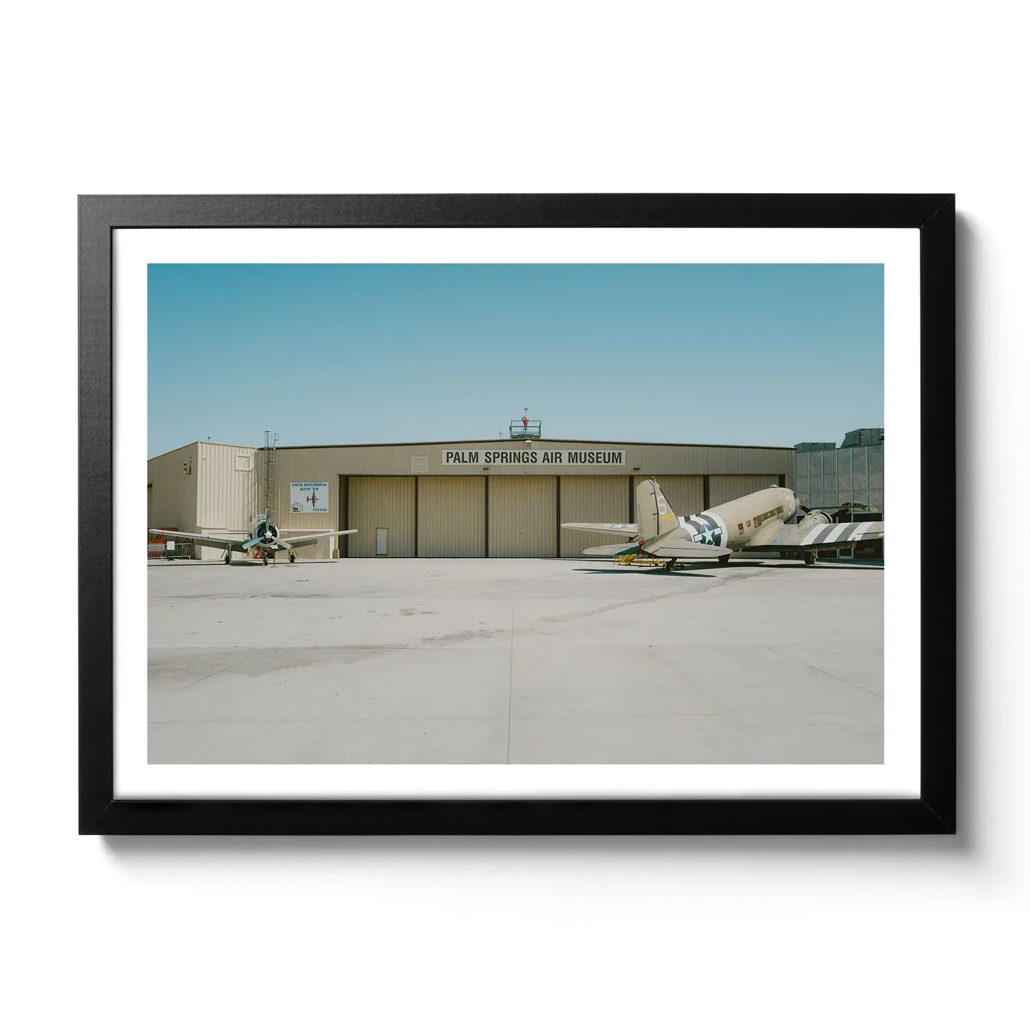 Air Power Flugplatz von Palm Springs, wo zwei ältere Militärflieger vom Korea Krieg parken.