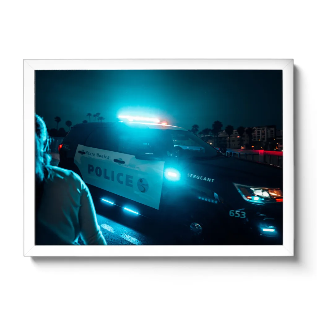 Bildaufnahme eines amerikanischen Polizei Autos bei Nacht, dass gerade die Sirene aktiviert hat. Blauer Neonlook.