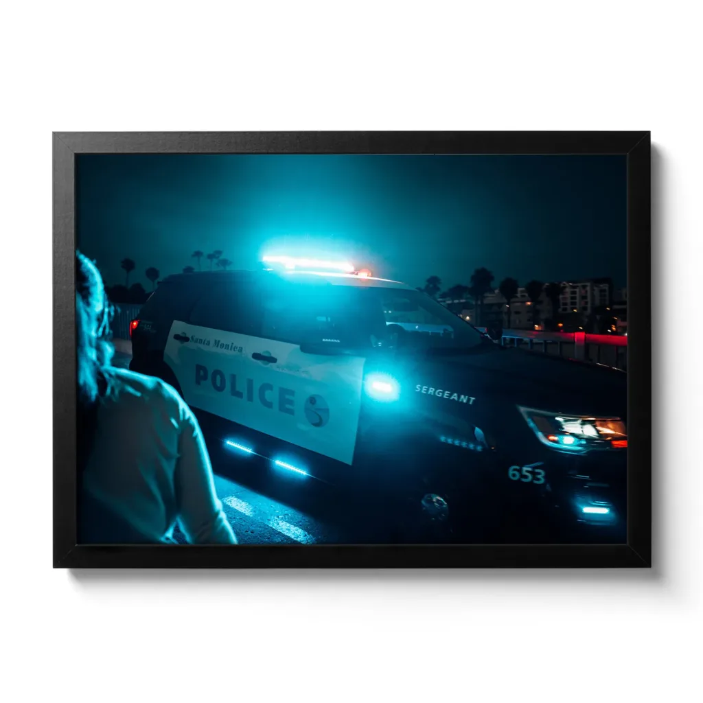 Bildaufnahme eines amerikanischen Polizei Autos bei Nacht, dass gerade die Sirene aktiviert hat. Blauer Neonlook.