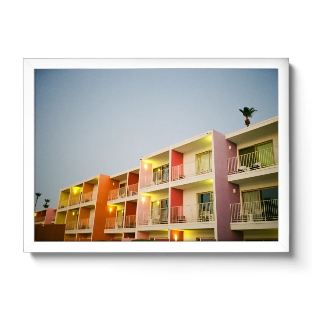Vintage Aufnahme vom Saguaroo Hotel Palms Springs, dass die knalligen Farben der Zimmerbalkone zeigt