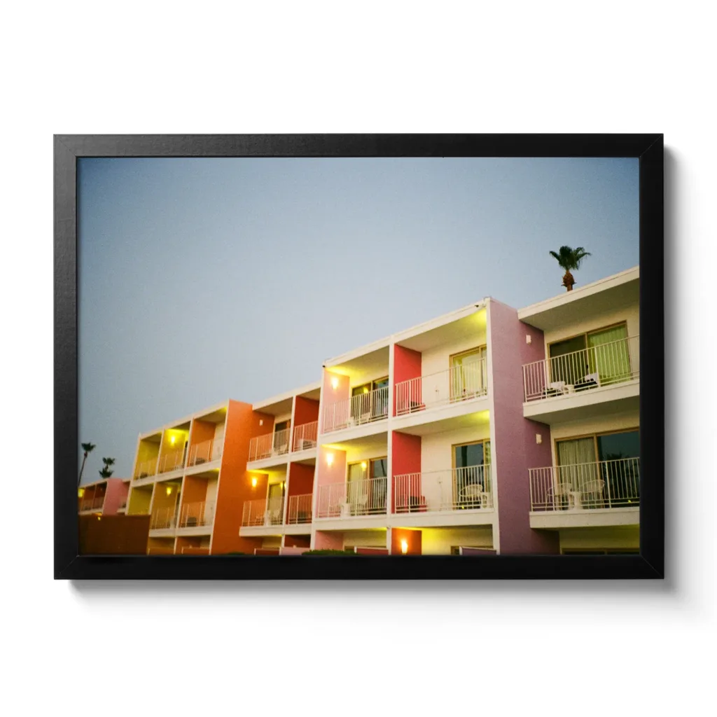 Vintage Aufnahme vom Saguaroo Hotel Palms Springs, dass die knalligen Farben der Zimmerbalkone zeigt