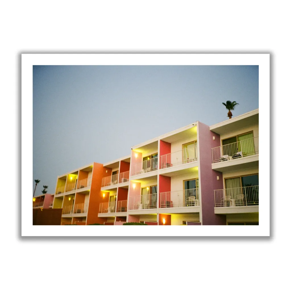 Vintage Aufnahme vom Saguaroo Hotel Palms Springs, dass die knalligen Farben der Zimmerbalkone zeigt