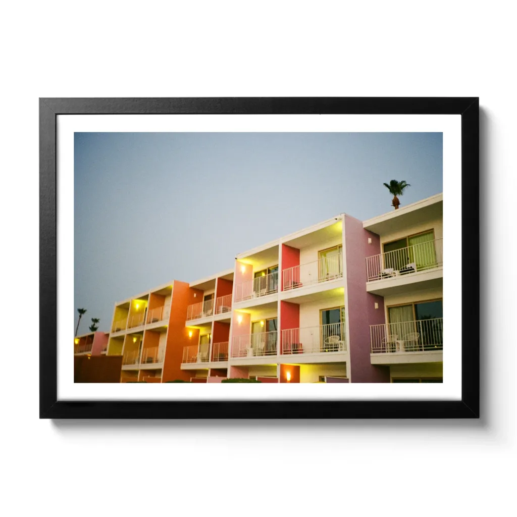 Vintage Aufnahme vom Saguaroo Hotel Palms Springs, dass die knalligen Farben der Zimmerbalkone zeigt