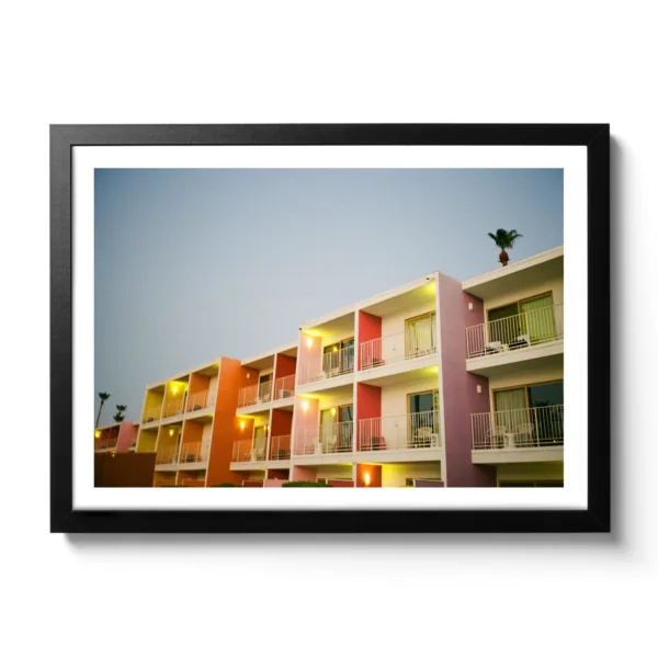 Vintage Aufnahme vom Saguaroo Hotel Palms Springs, dass die knalligen Farben der Zimmerbalkone zeigt