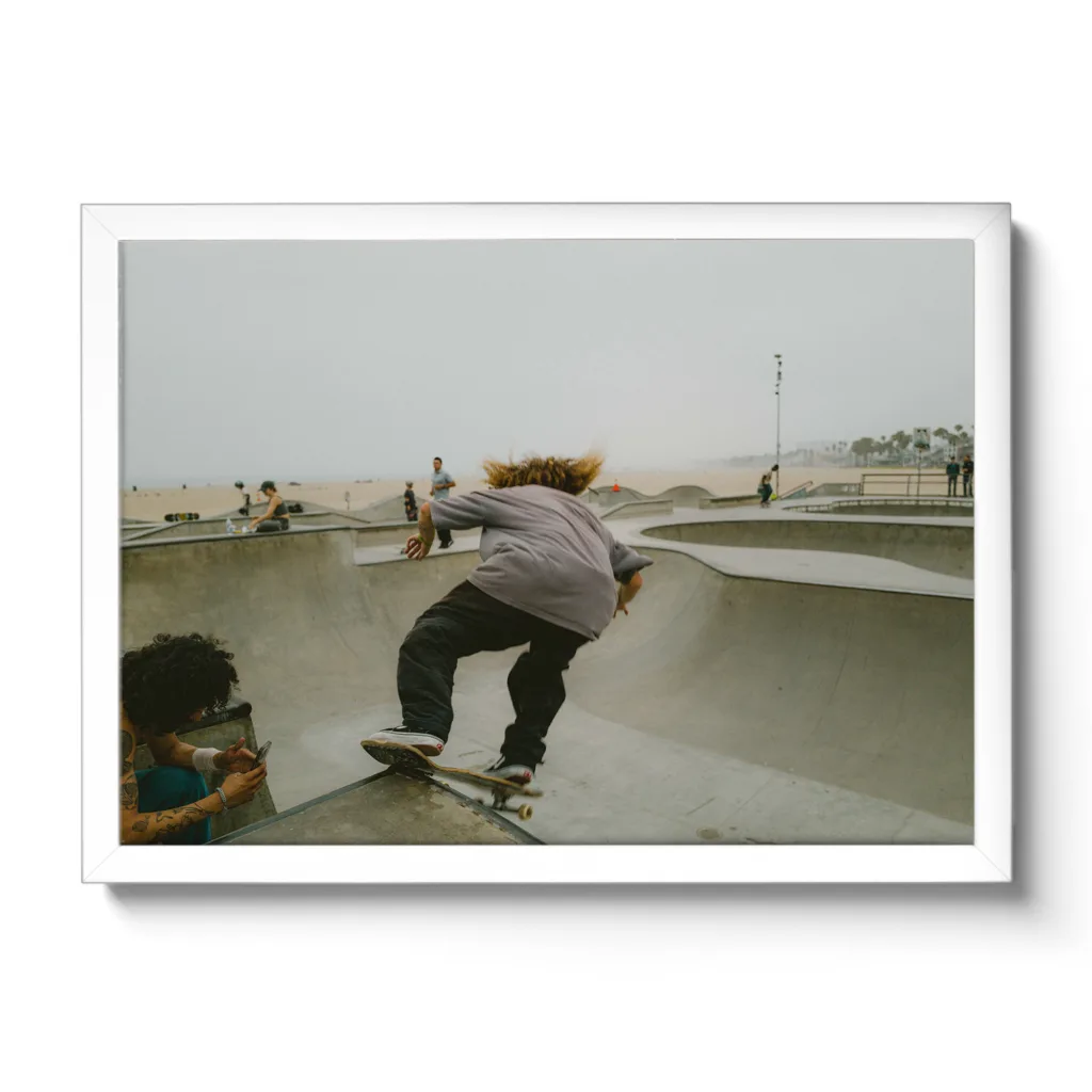 Skate Boarder der gerade in der Half Pipe von Venice Beach cruised.