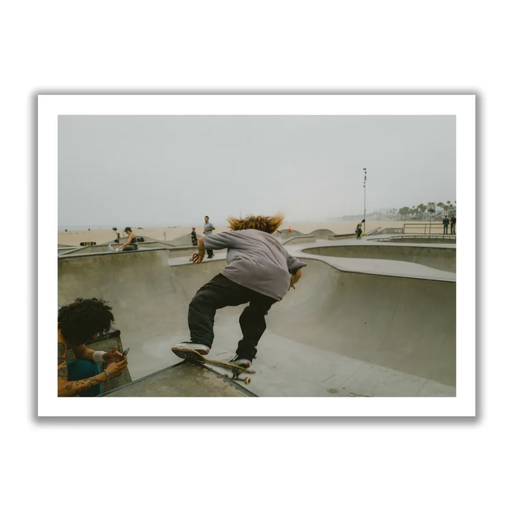 Skate Boarder der gerade in der Half Pipe von Venice Beach cruised.