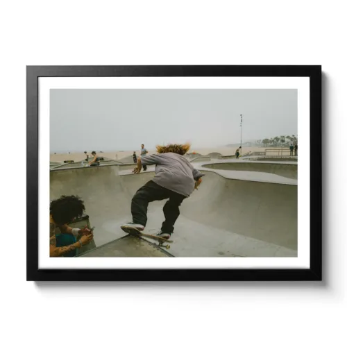 Skate Boarder der gerade in der Half Pipe von Venice Beach cruised.