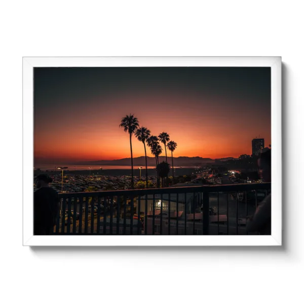 Gelb-Roter Sonnenuntergang mit Palmen in Santa Monica