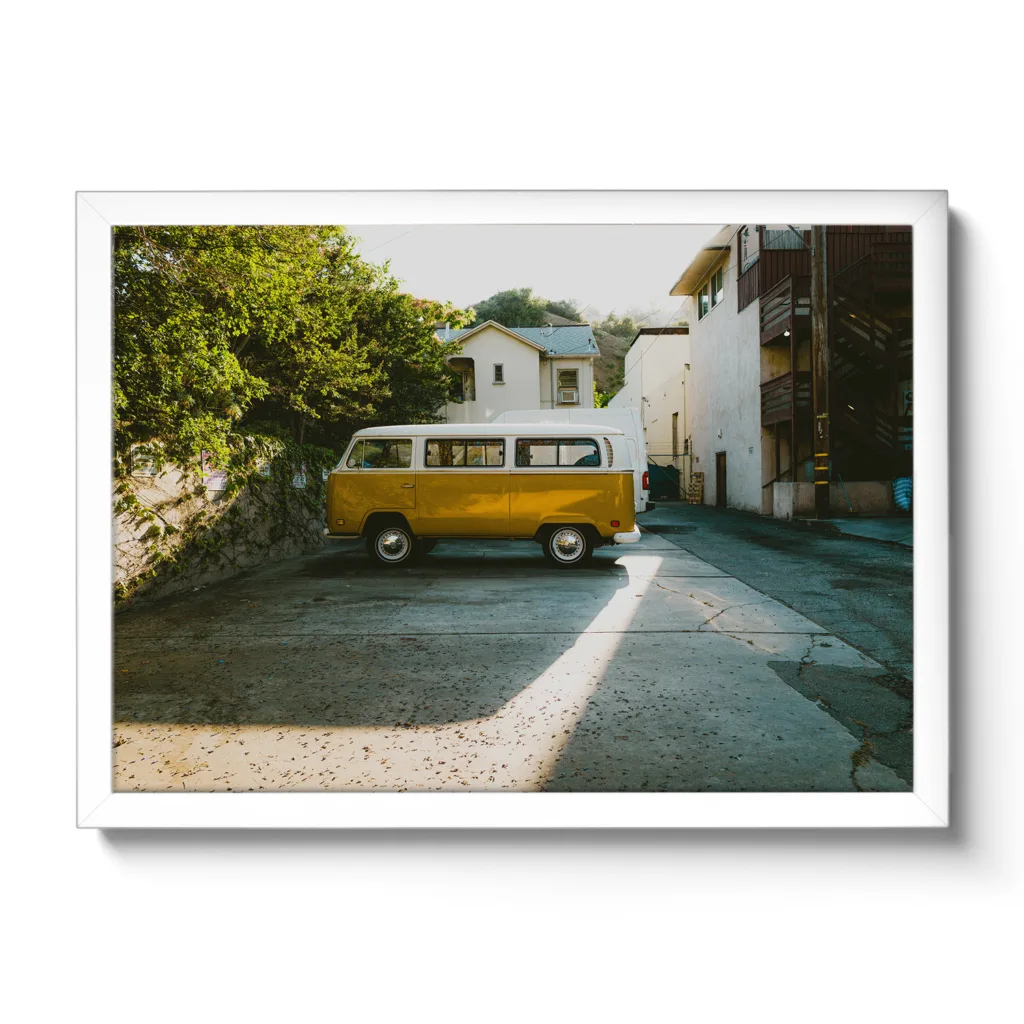Alter gelber VW Buli der in einer Seitenstraße parkt, dazu cooler Lichteinfall (Vintage Look)