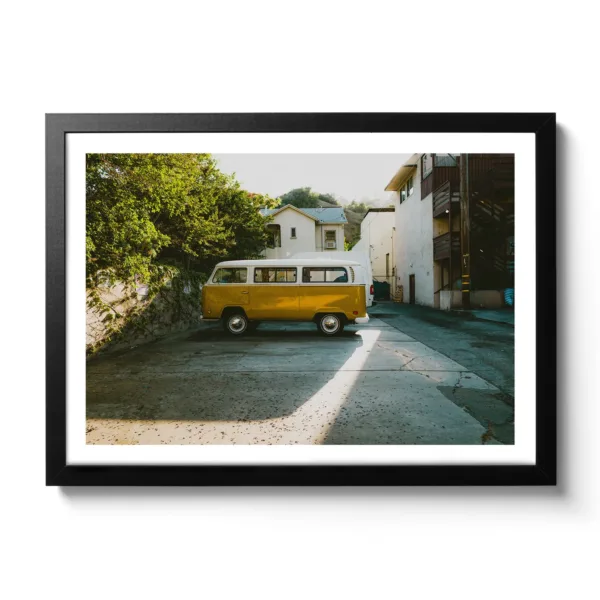 Alter gelber VW Buli der in einer Seitenstraße parkt, dazu cooler Lichteinfall (Vintage Look)