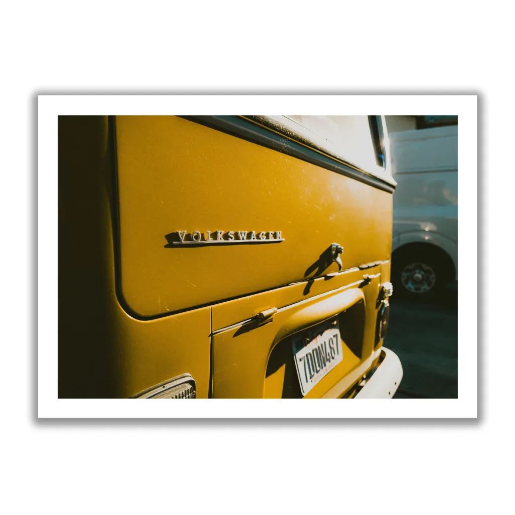 Nahaufnahme eines VW Buli (Heckansicht) mit der Aufschrift Vokswagen.