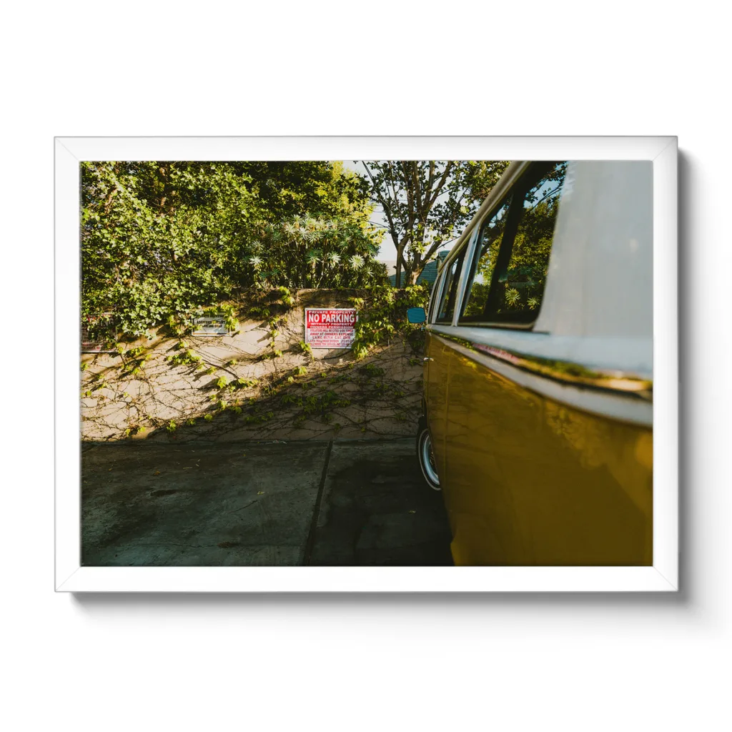 Seitenansicht eines VW Buli´s, am No Parking Parkplatz
