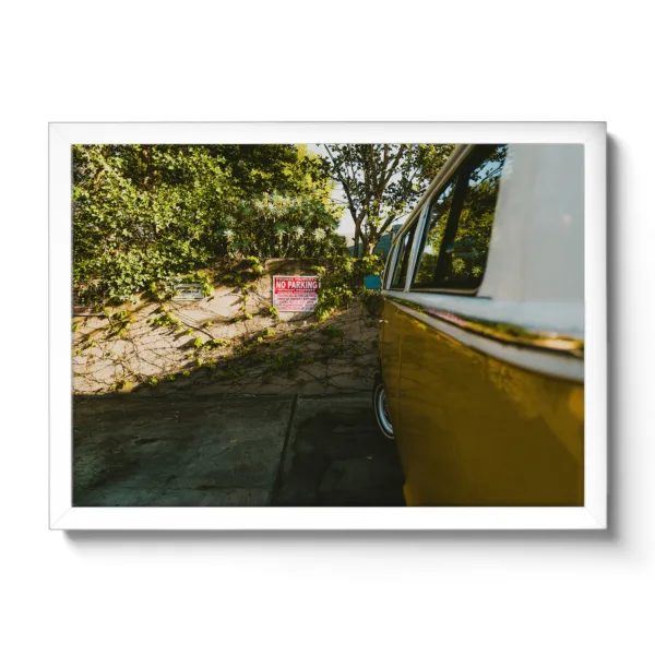 Seitenansicht eines VW Buli´s, am No Parking Parkplatz