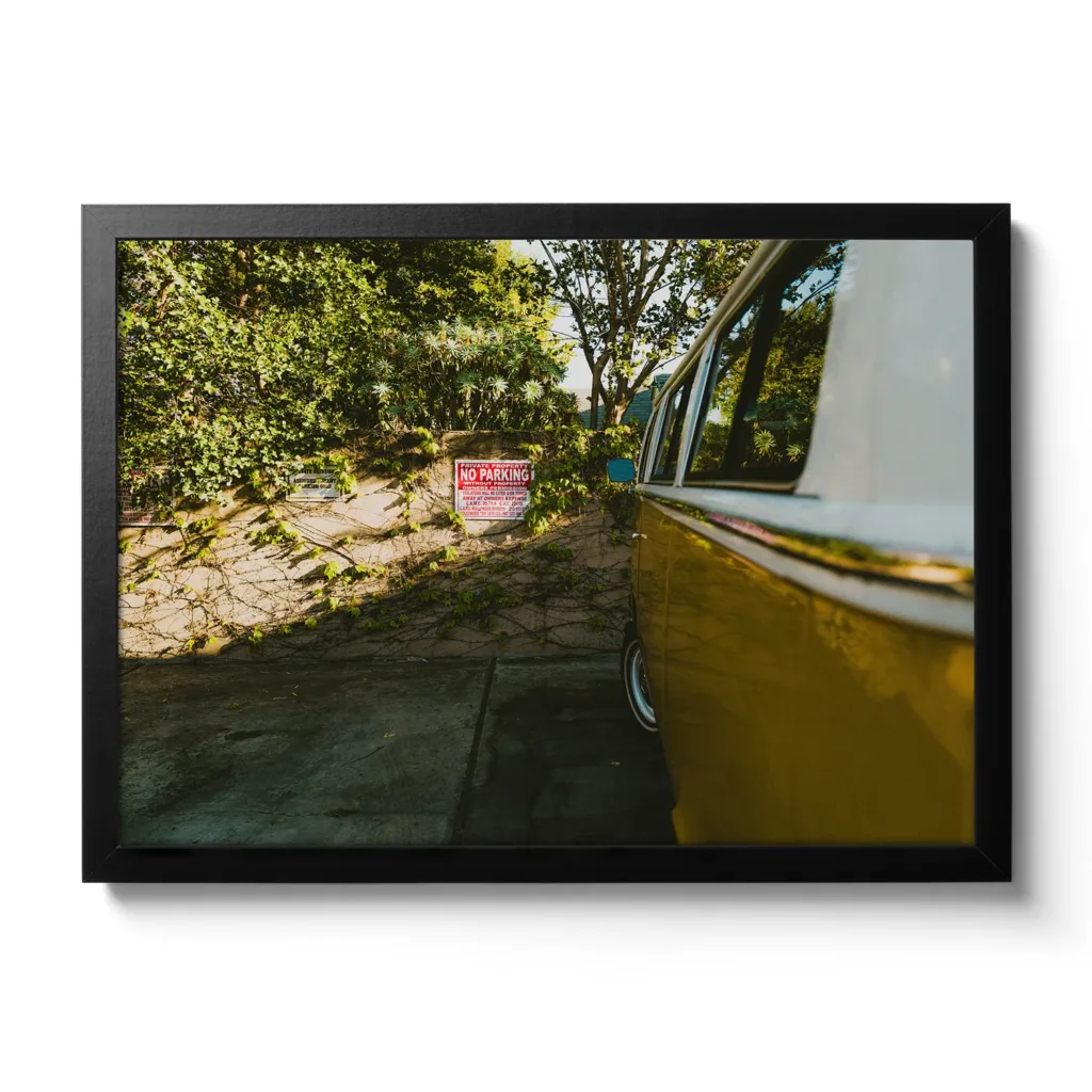Seitenansicht eines VW Buli´s, am No Parking Parkplatz