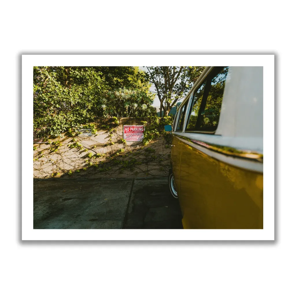 Seitenansicht eines VW Buli´s, am No Parking Parkplatz