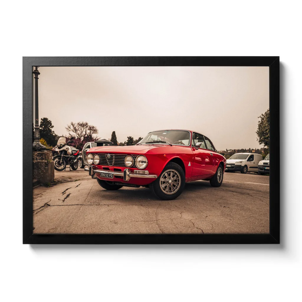 Bildaufnahme von einem parkenden roten Alfa Romeo GTV 2000