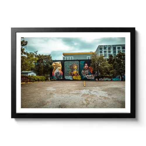 Bildaufnahme von einem leeren Parkplatz, der mit Graffiti besprüht wurde.