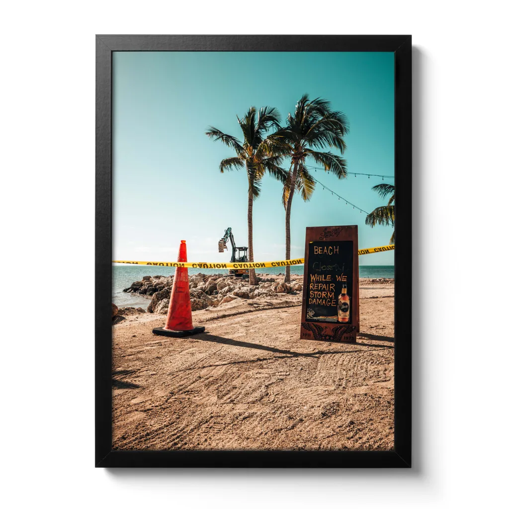 Bildaufnahme die einen Bagger am Strand zeigt. Davor befindet sich eine Absperrung mit einem Schild, das der Strand geschlossen ist aber die Bar dafür offen.