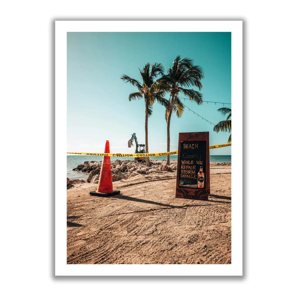 Bildaufnahme die einen Bagger am Strand zeigt. Davor befindet sich eine Absperrung mit einem Schild, das der Strand geschlossen ist aber die Bar dafür offen.