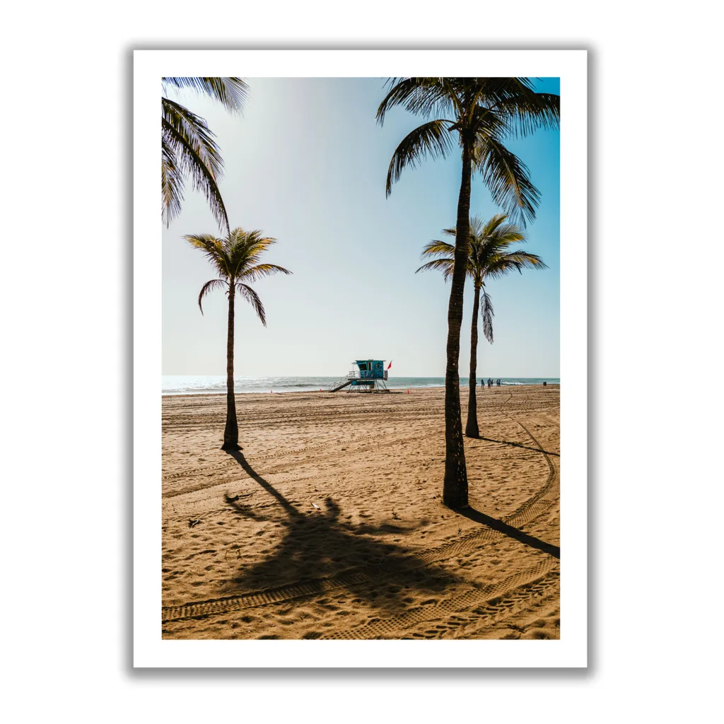 Blauer Himmel, sowie ein Beach House unter Palmen. Im Hintergrund ist das Meer zu sehen.