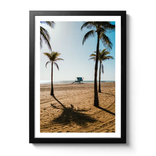 Blauer Himmel, sowie ein Beach House unter Palmen. Im Hintergrund ist das Meer zu sehen.