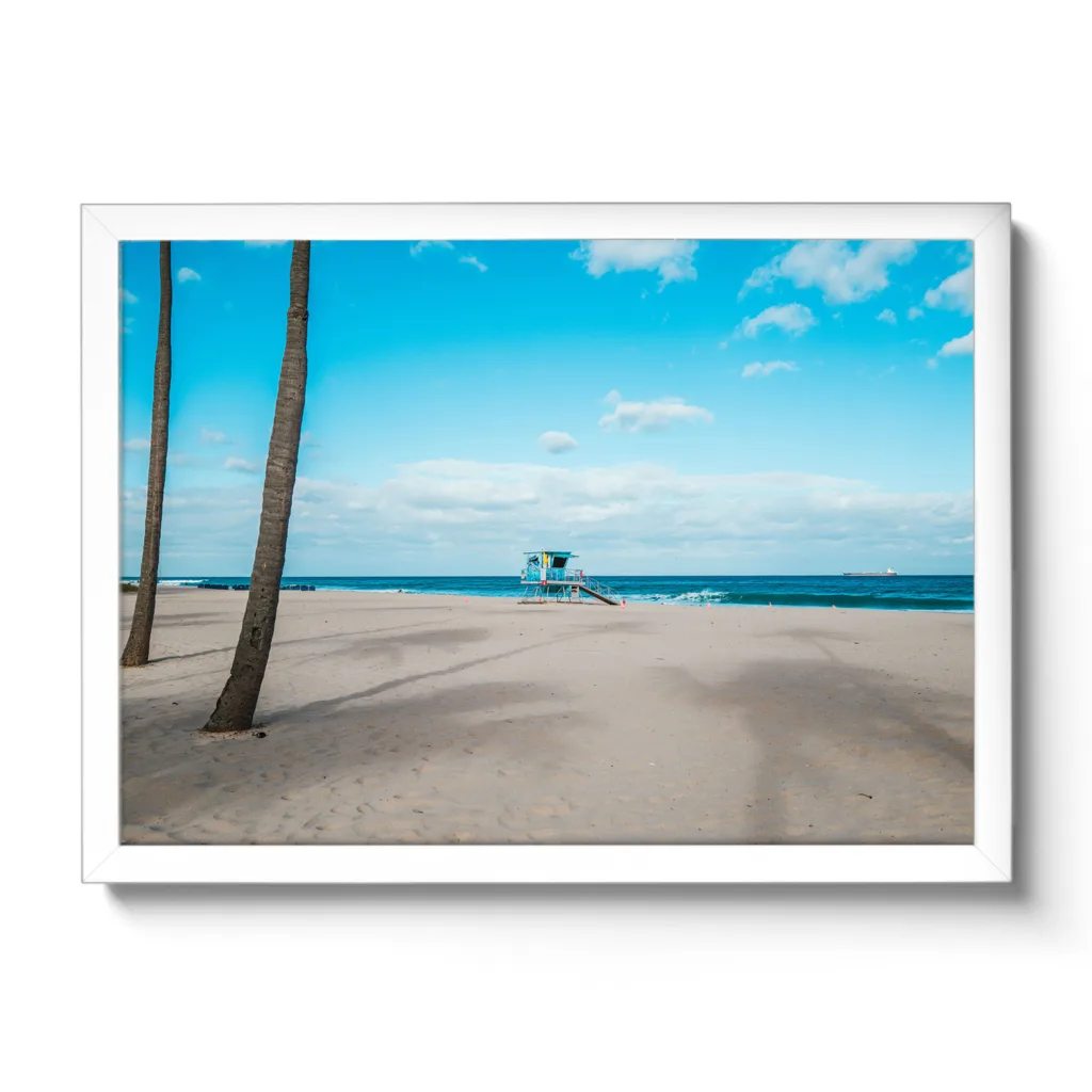 Blaues Strandhaus am Strand von Fort Lauderdale, dazu blaues Meer und blauer Himmel.