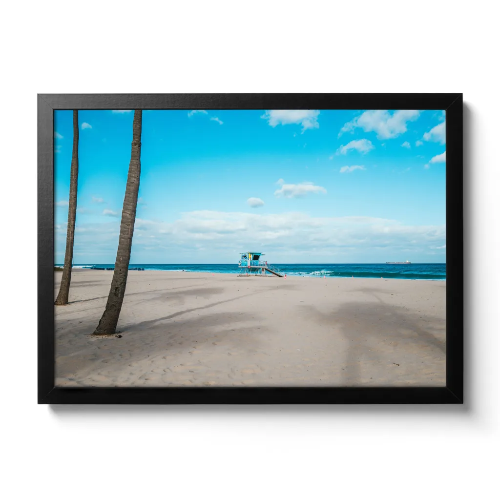 Blaues Strandhaus am Strand von Fort Lauderdale, dazu blaues Meer und blauer Himmel.